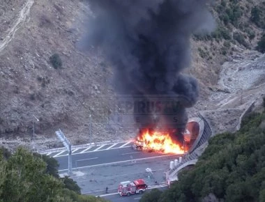 Στις φλόγες τυλίχθηκε νταλίκα στην Εγνατία Οδό - Σώος ο οδηγός (φωτό, βίντεο)